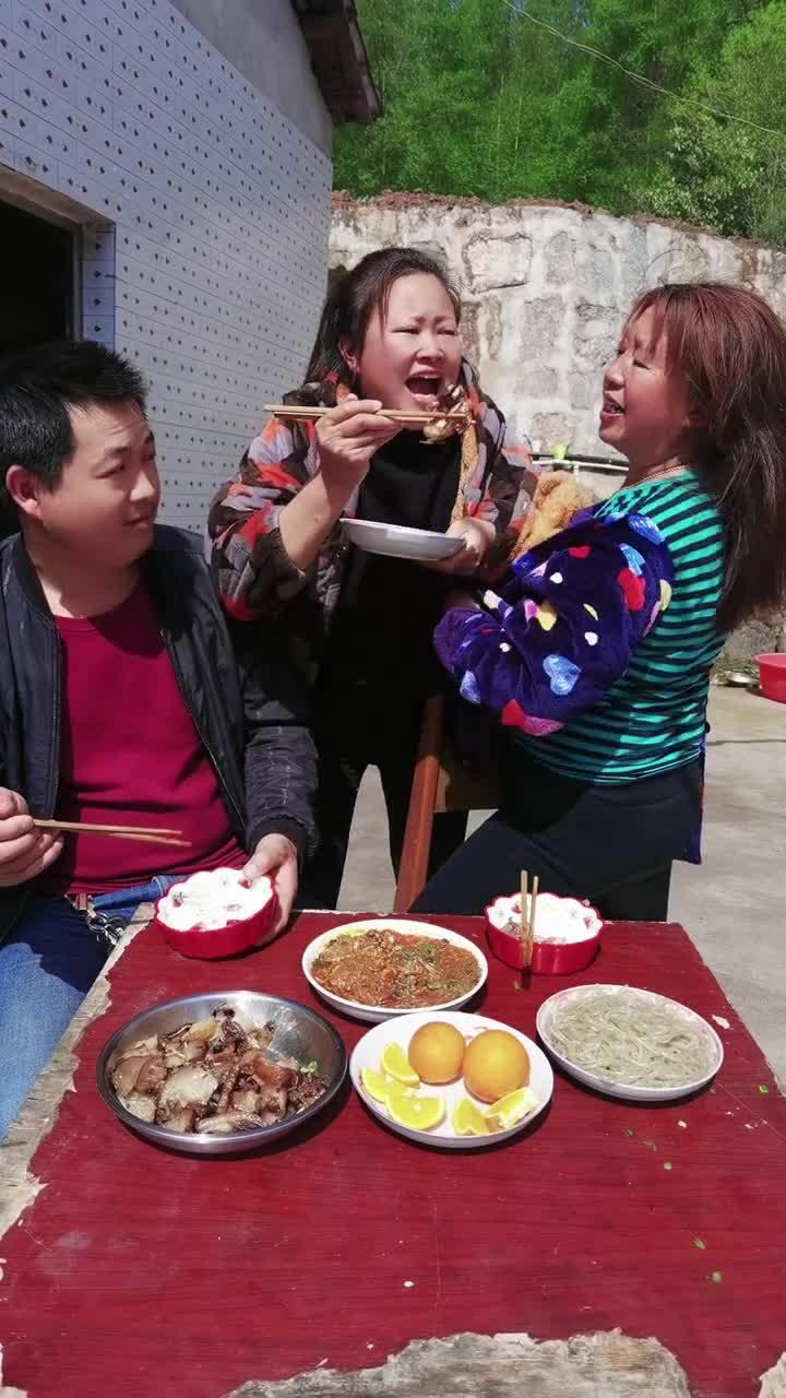 娱乐吃瓜酱姜还是老的辣,揭秘娱乐圈资深艺人如何驾驭潮流